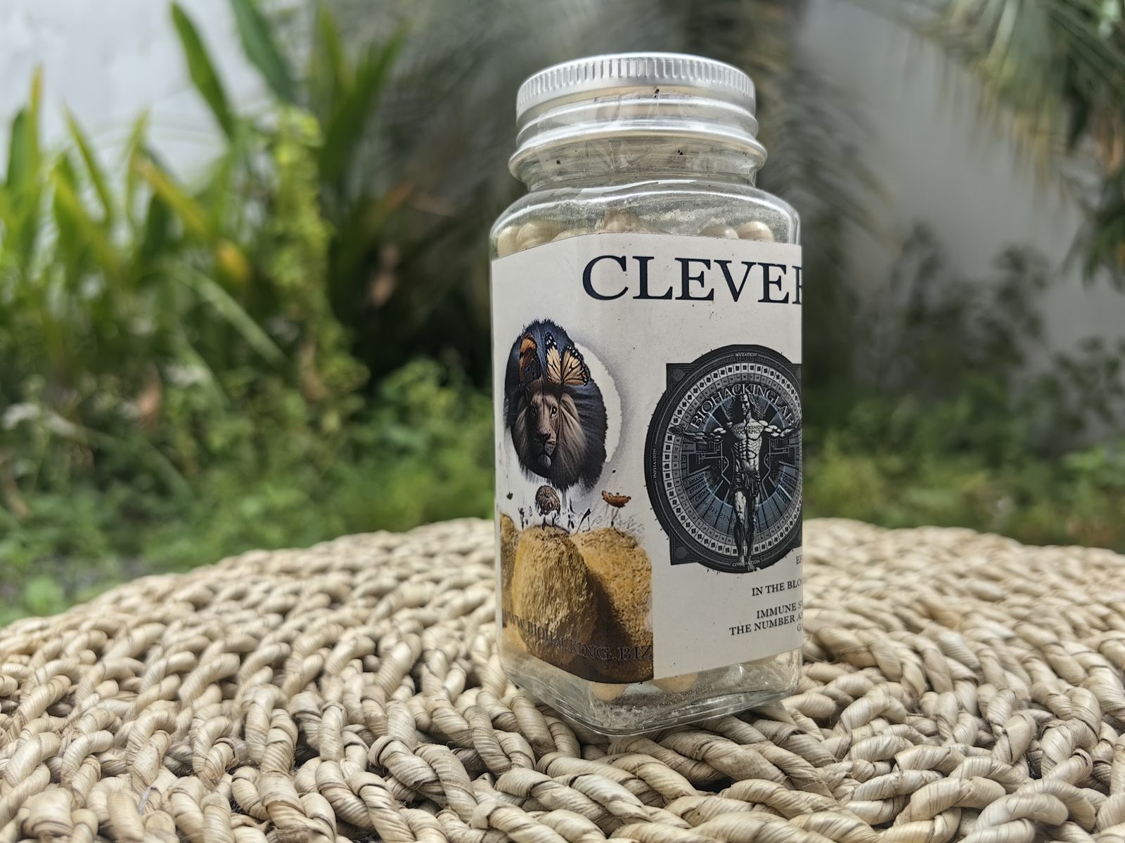 Jar with lion's mane capsules