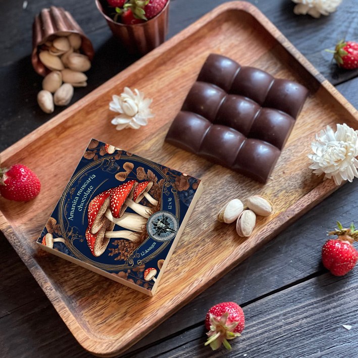 Chocolate con hongos sobre una tabla de madera
